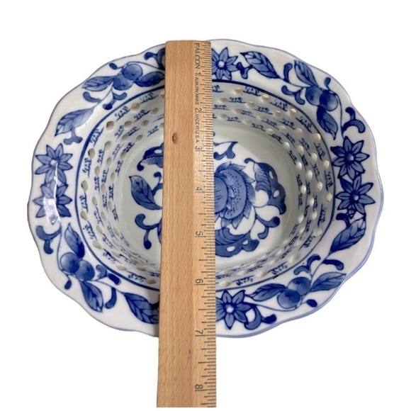 Chinoiserie Porcelain Pierced
Oval Bowl Blue and White
Blueberry Fruit Design - Picture 8 of 9